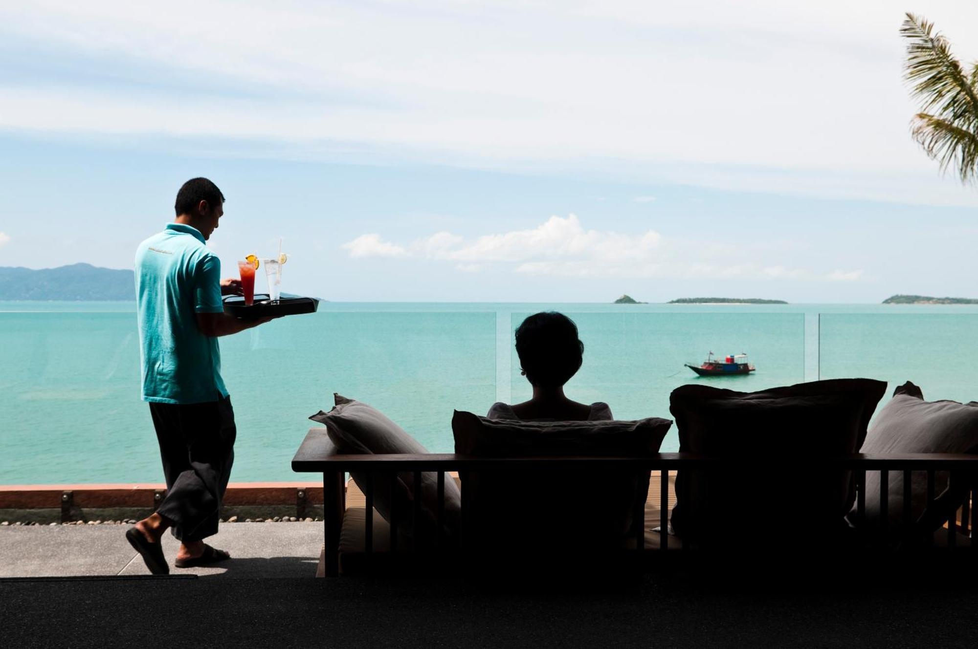 Hansar Samui Resort & Spa - Sha Extra Plus Bophut Exteriér fotografie A waiter serving a guest at a resort